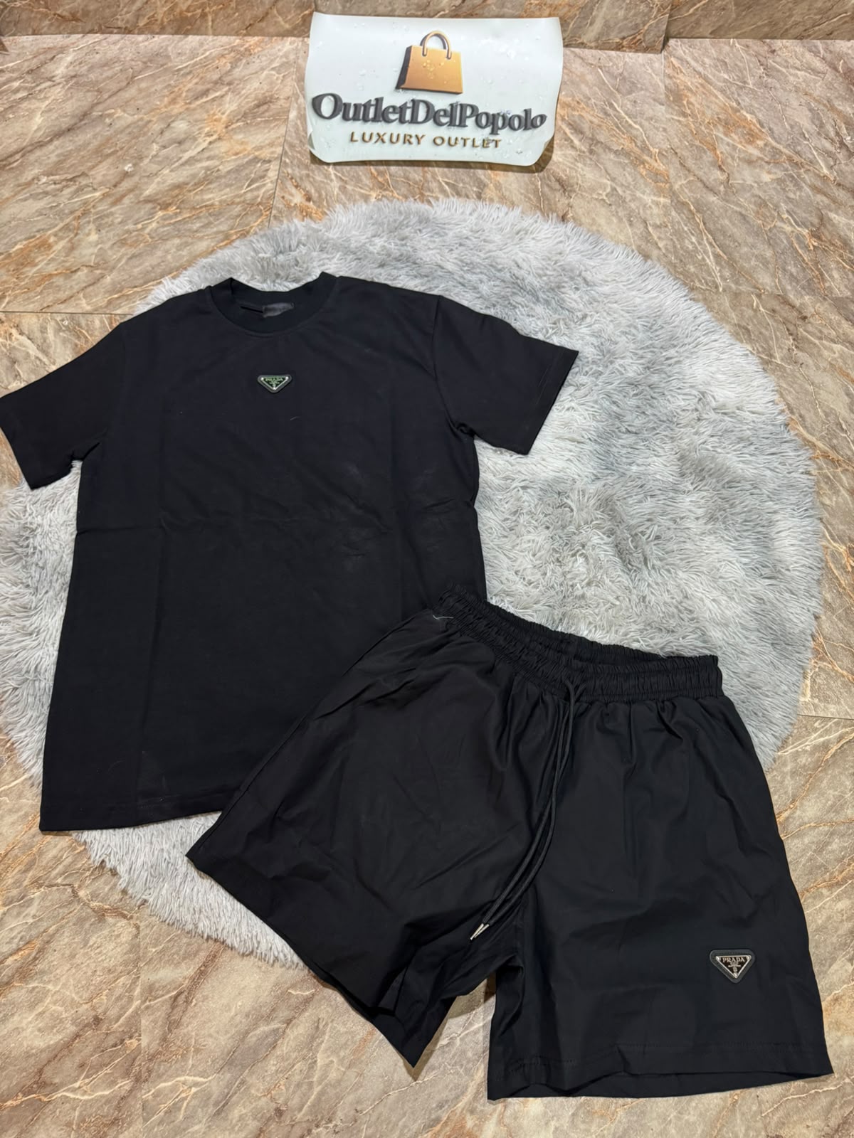 T-Shirt + Costume Prada